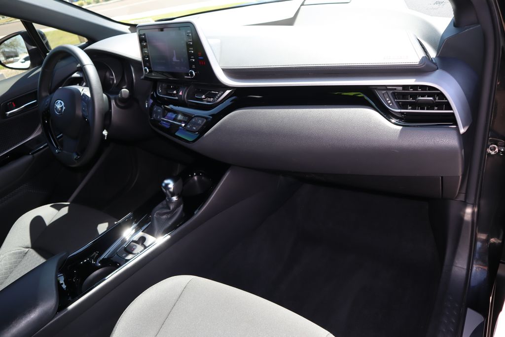 2022 Toyota C-HR XLE 17