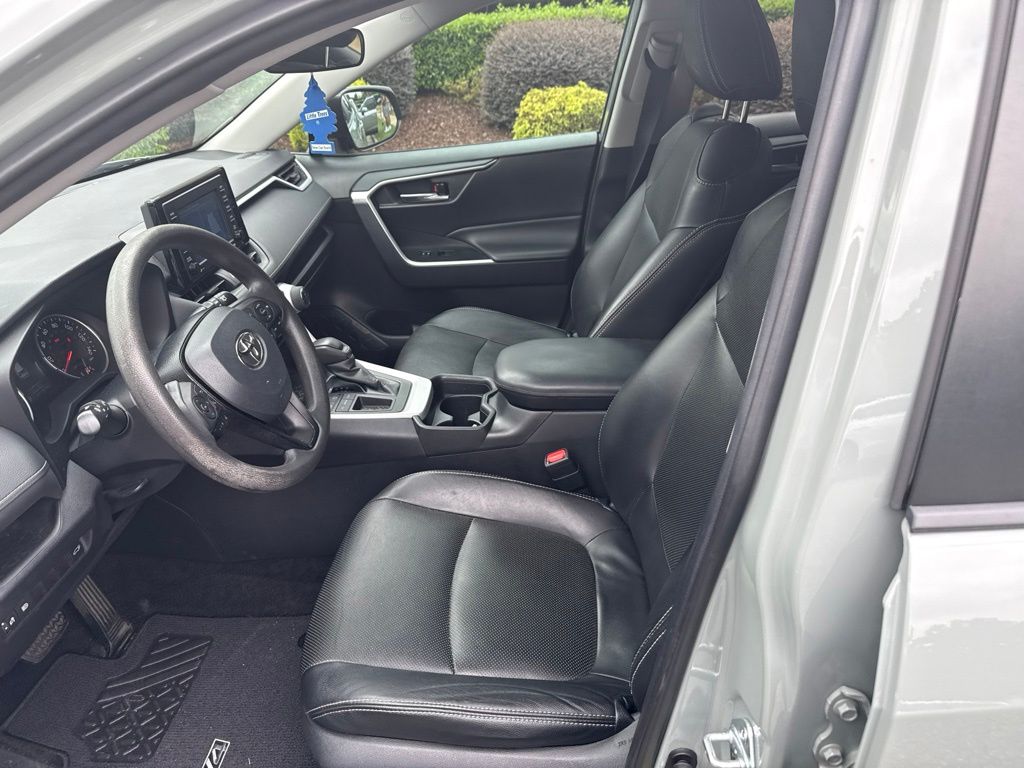Used 2021  Toyota XLE image 6
