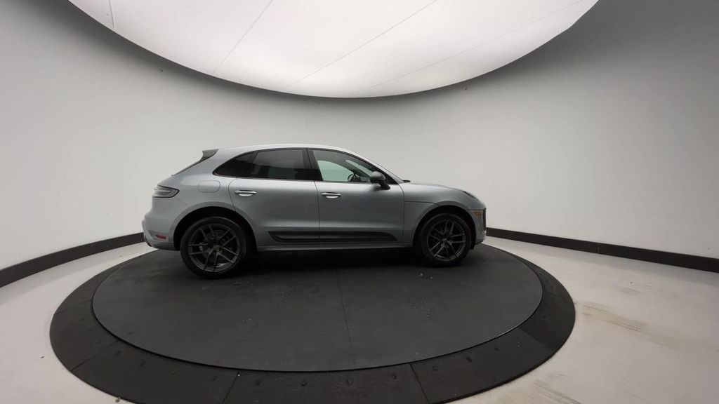 2024 Porsche Macan T 9