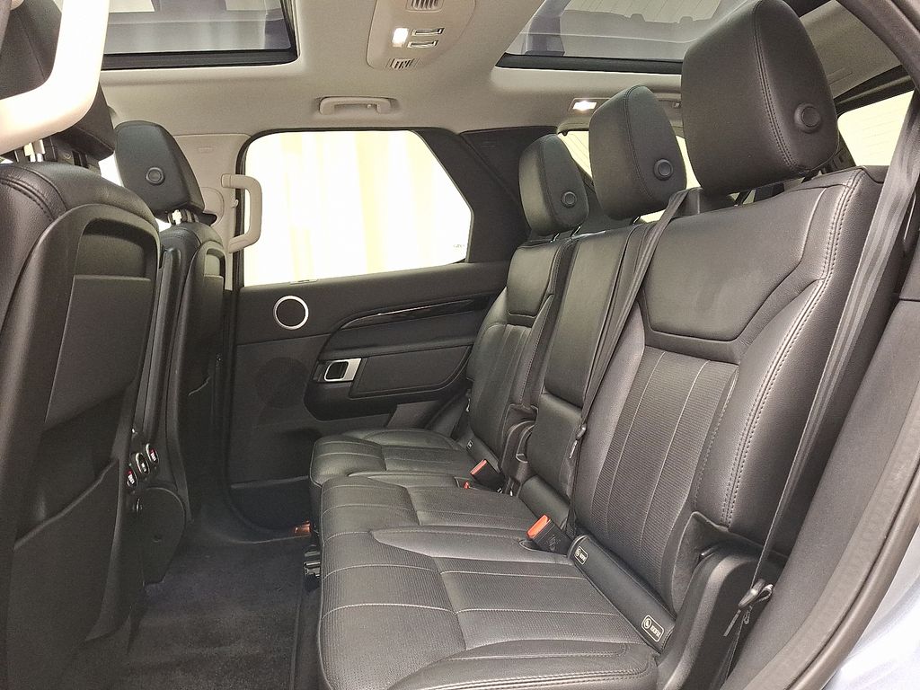 Thumbnail: 2019 Land Rover Discovery - 10