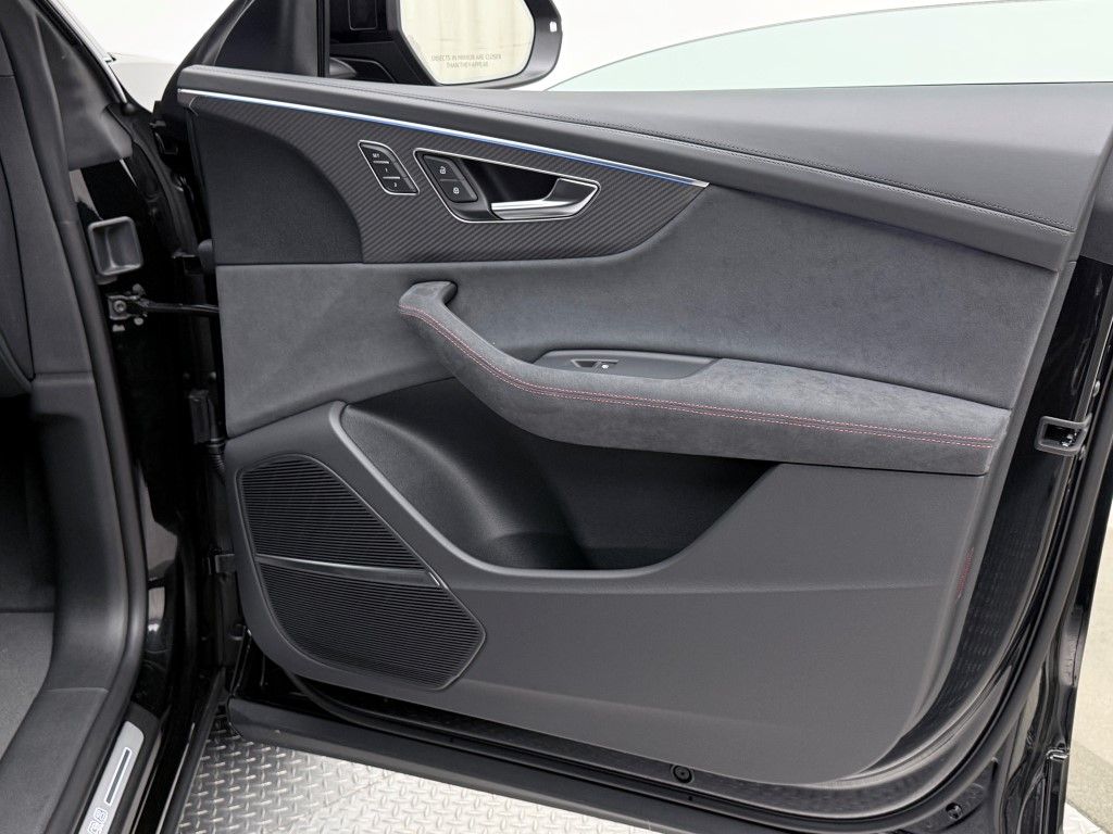 Thumbnail: 2026 Audi RS Q8 - 26