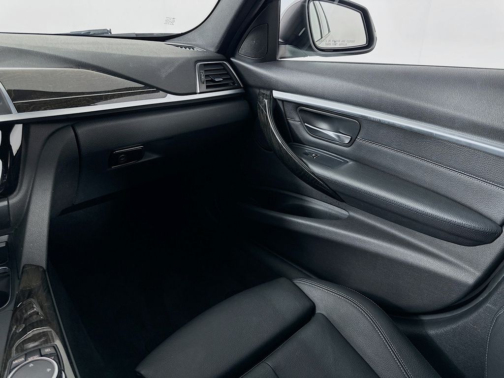 Thumbnail: 2016 BMW 3 Series - 23