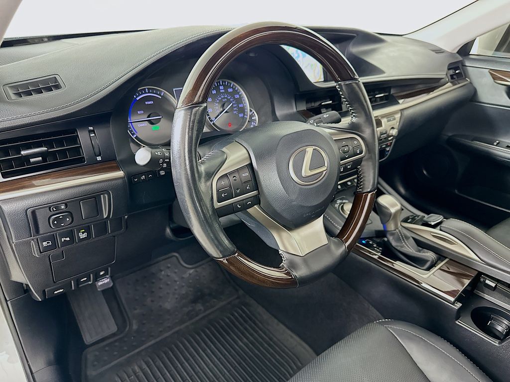 2017 Lexus ES Hybrid 300h 9