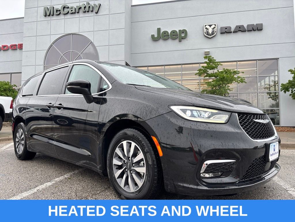 2023 Chrysler Pacifica Hybrid Touring L Hybrid's photo