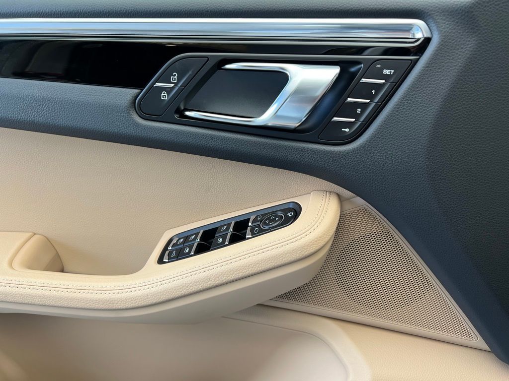 2025 Porsche Macan  19
