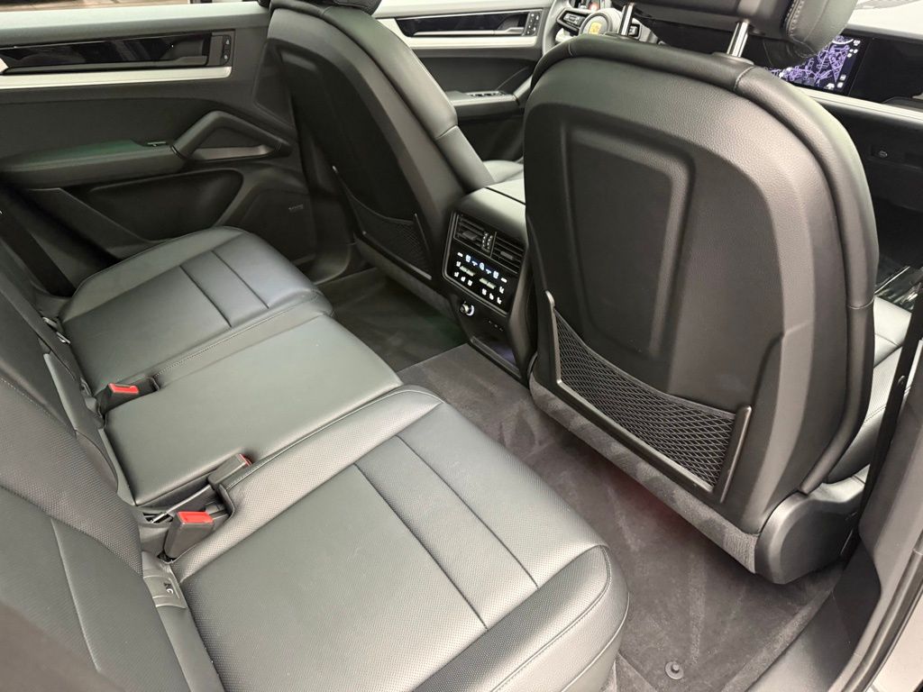 Thumbnail: 2025 Porsche Cayenne - 30