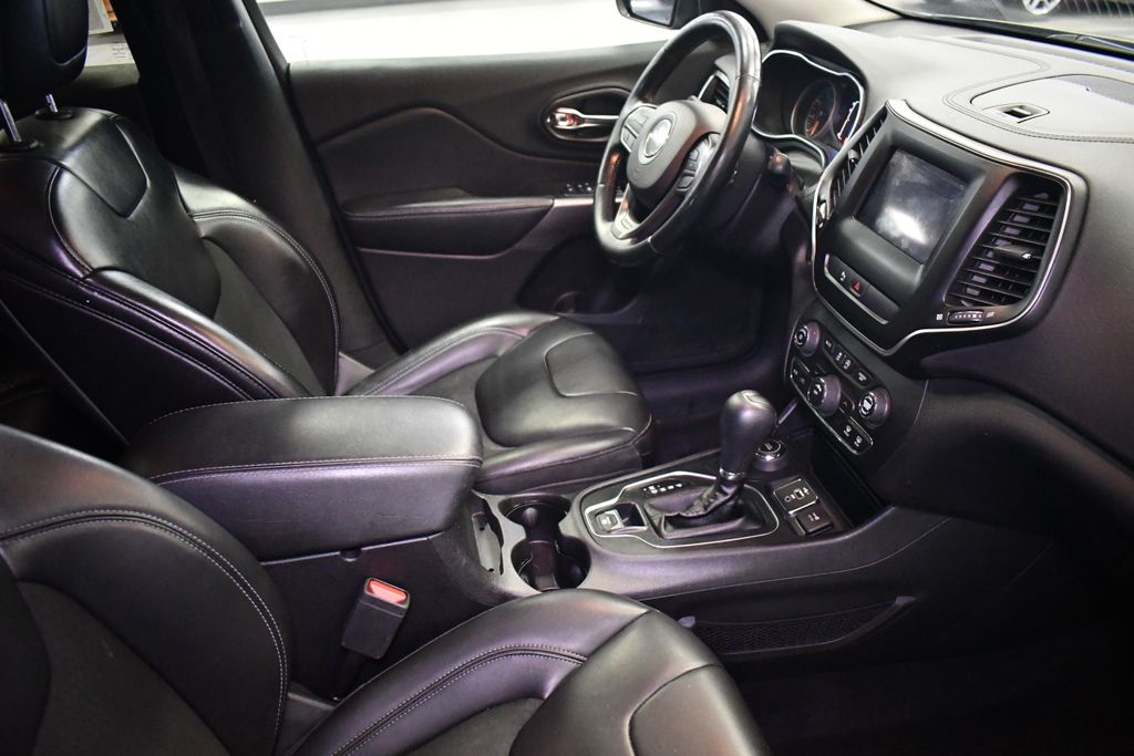 Thumbnail: 2020 Jeep Cherokee - 32