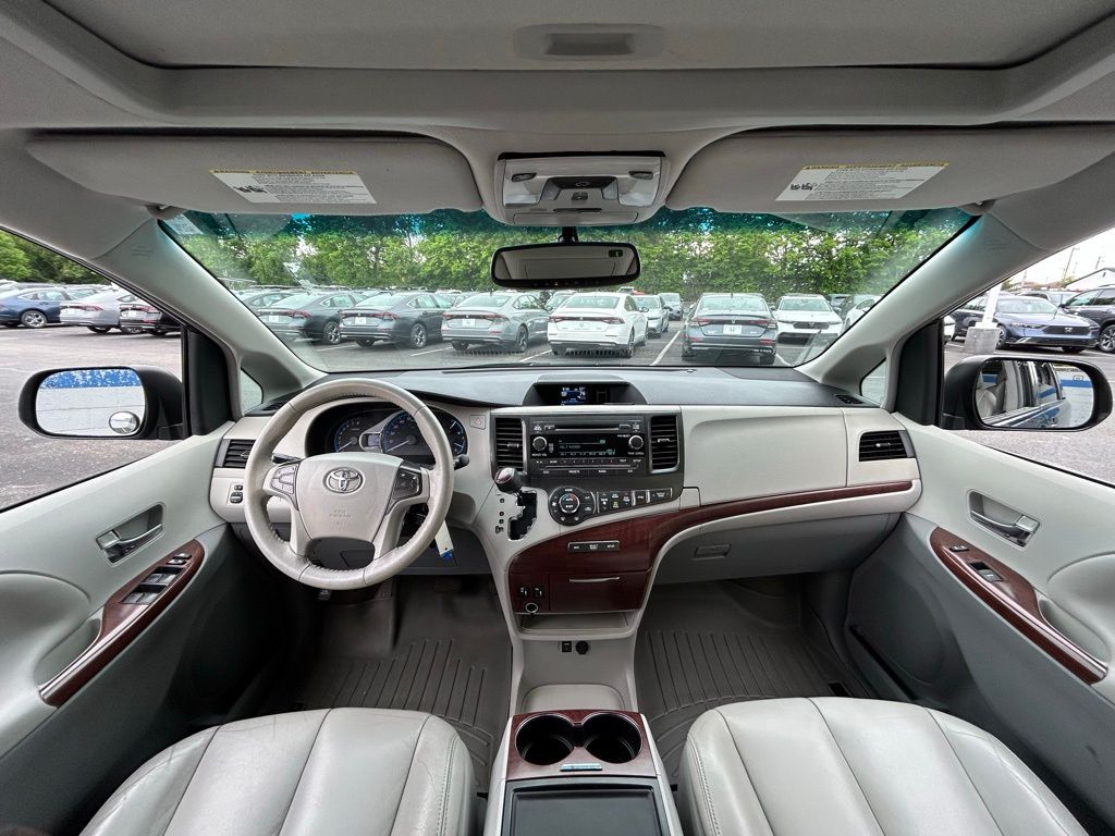 2014 Toyota Sienna XLE 12