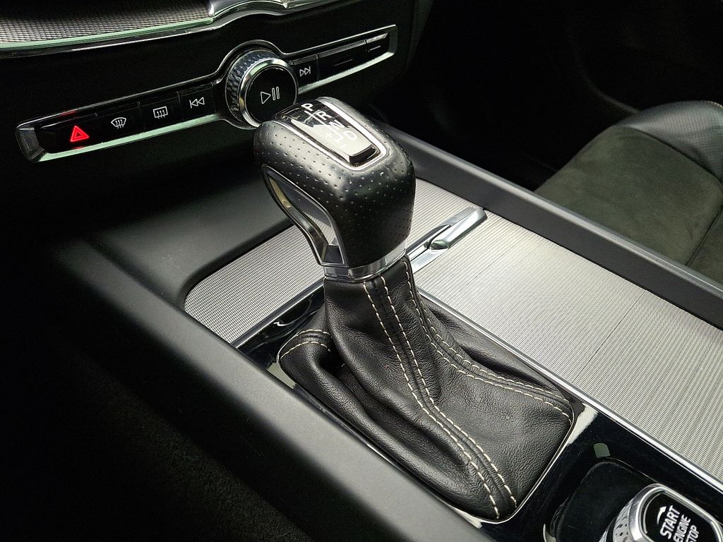 Thumbnail: 2018 Volvo XC60 - 15