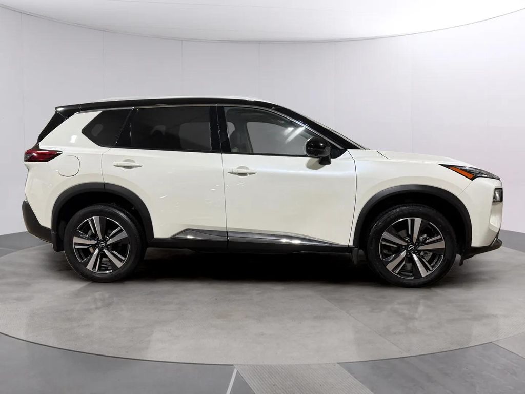 Certified Used 2023 Pearl White Tricoat/Super Black Nissan SL image 2