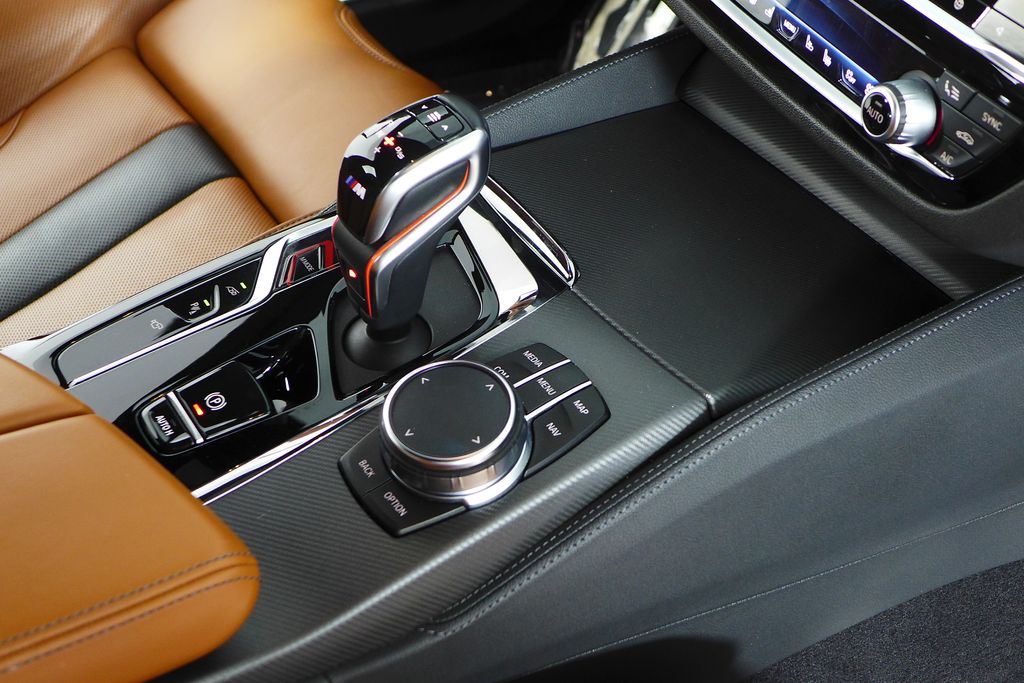 Thumbnail: 2023 BMW M5 - 16