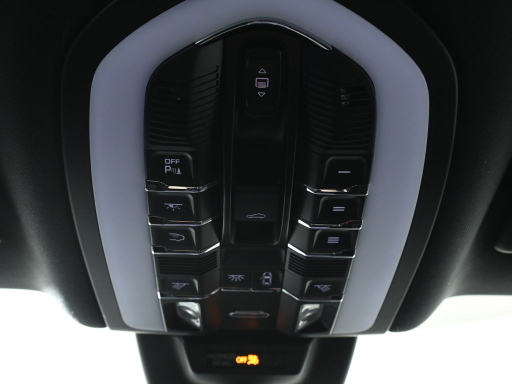 Thumbnail: 2023 Porsche Macan - 21