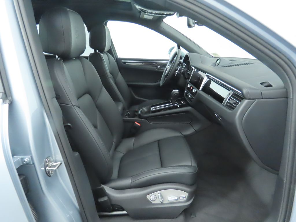 Thumbnail: 2025 Porsche Macan - 23