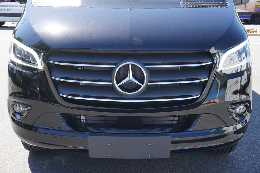 Thumbnail: 2025 Mercedes-Benz Sprinter - 8
