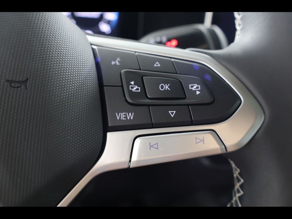 2025 Volkswagen Tiguan SE - Photo 19