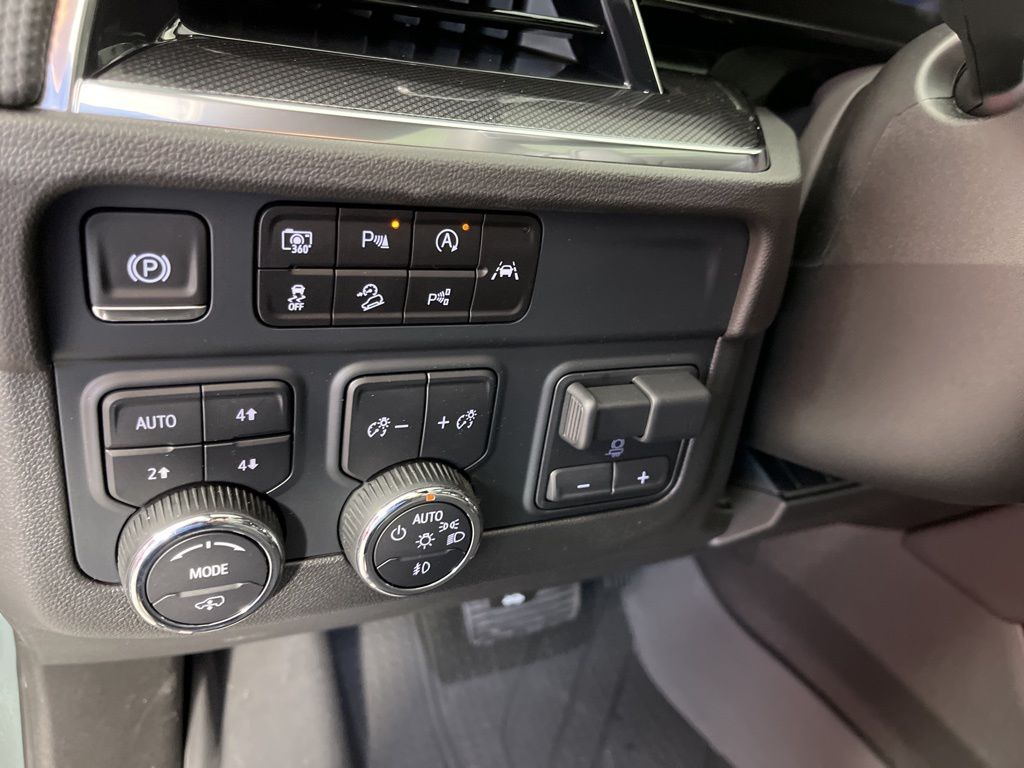 2025 Chevrolet Suburban RST 32