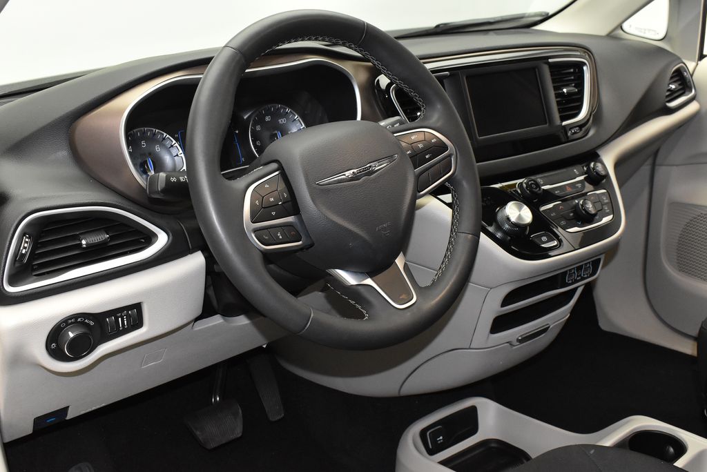 Thumbnail: 2023 Chrysler Voyager - 14