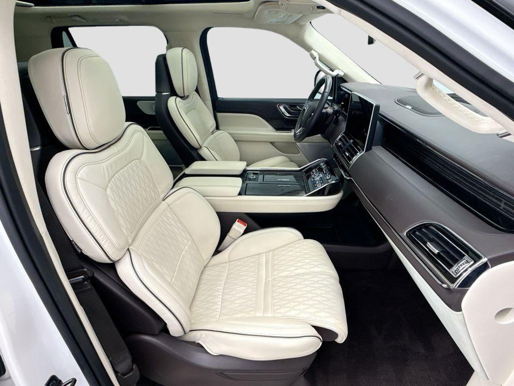 Thumbnail: 2023 Lincoln Navigator L - 21