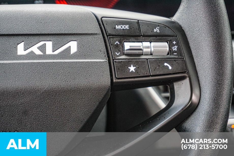 Used 2025 White Kia LXS image 29