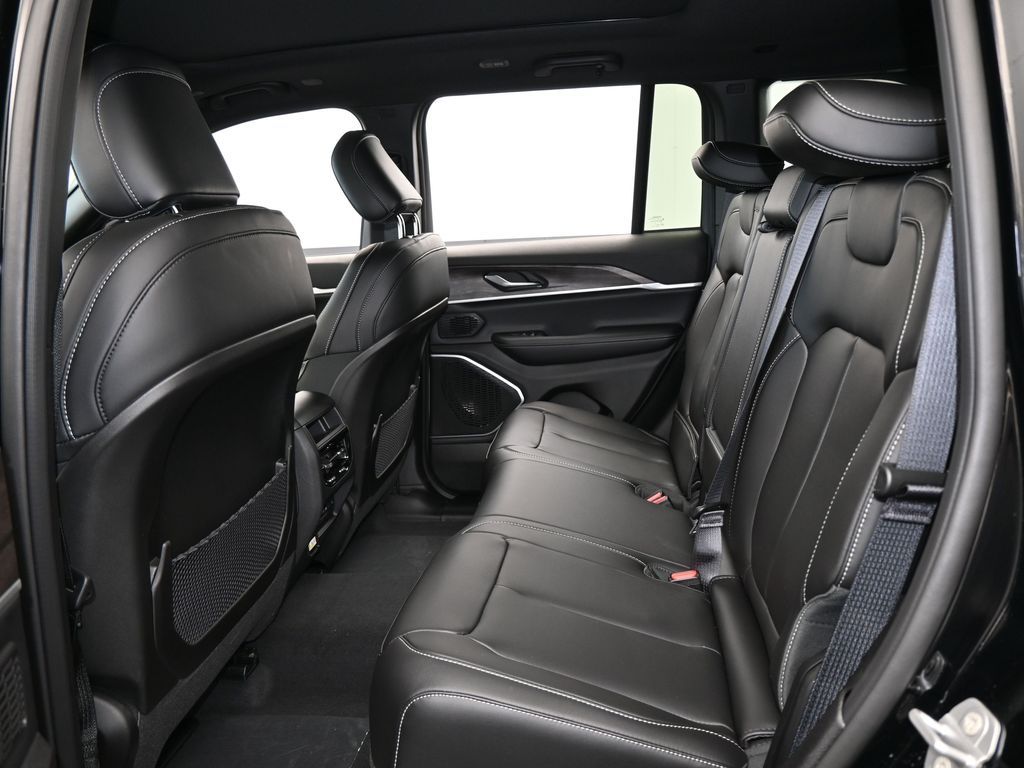 New 2026 Diamond Black Crystal Pearlcoat Jeep Limited image 29