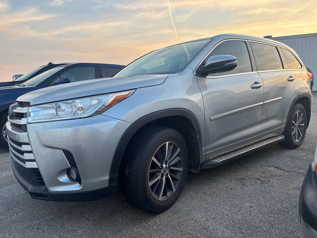 Celestial Silver Metallic 2018 Toyota Highlander XLE SUV / Crossover Front-Wheel Drive 8-Speed Automatic