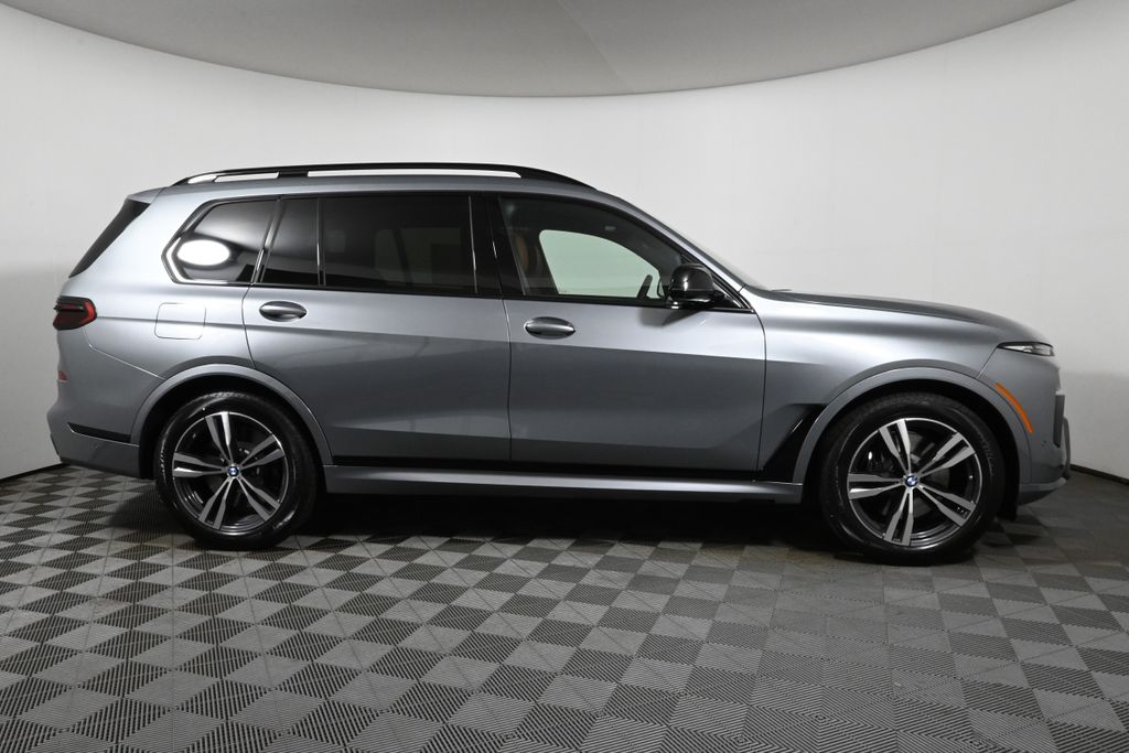 2025 BMW X7 M60i 8