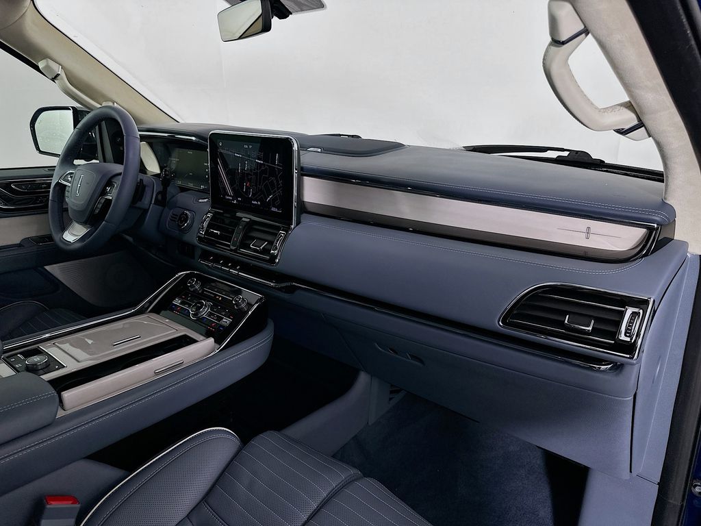 Thumbnail: 2020 Lincoln Navigator L - 31