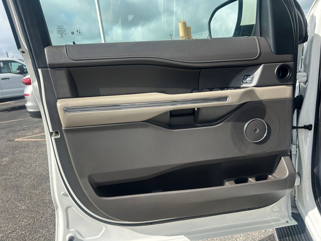 Used Car 2021 Ford Expedition Max  Xlt For Sale Under $25,000 In Floresville, Texas