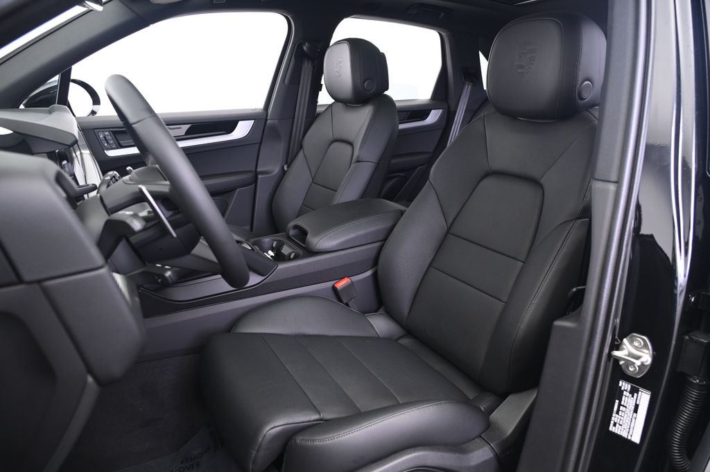 Thumbnail: 2025 Porsche Cayenne - 30