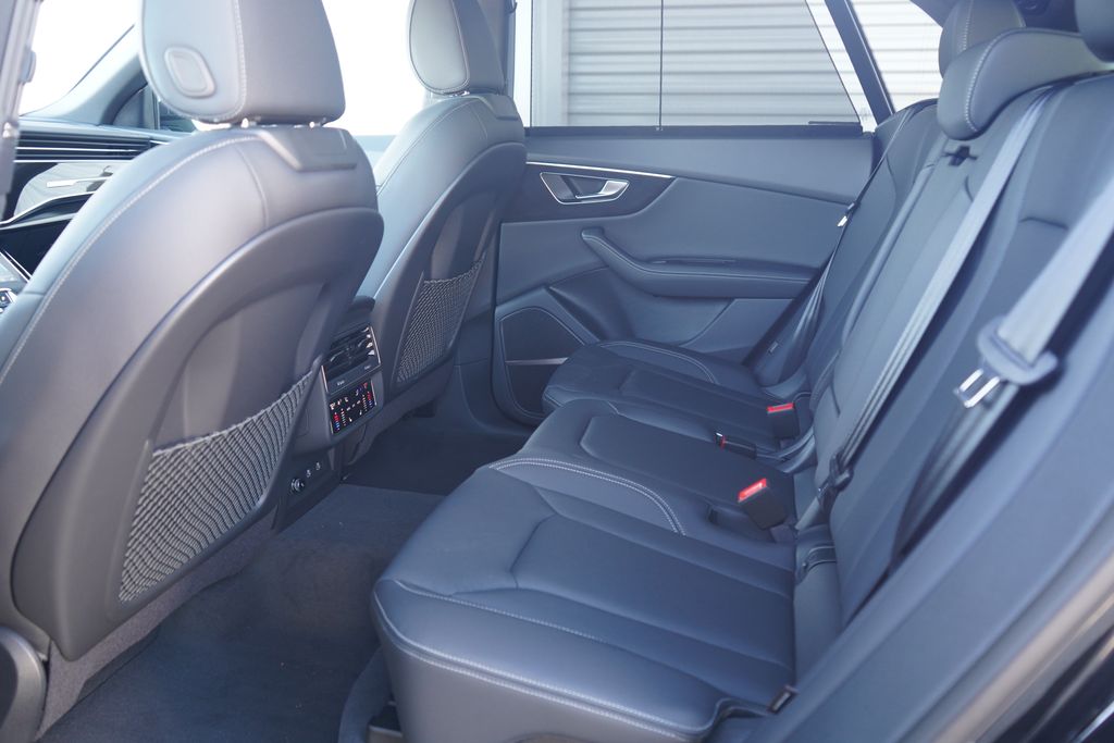 Thumbnail: 2026 Audi Q8 - 7