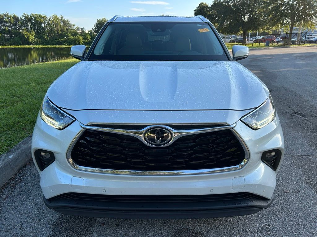 Thumbnail: 2023 Toyota Highlander - 8
