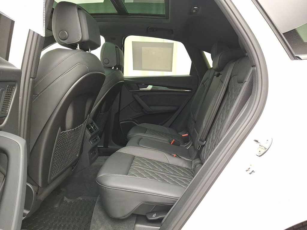 Thumbnail: 2024 Audi SQ5 - 10