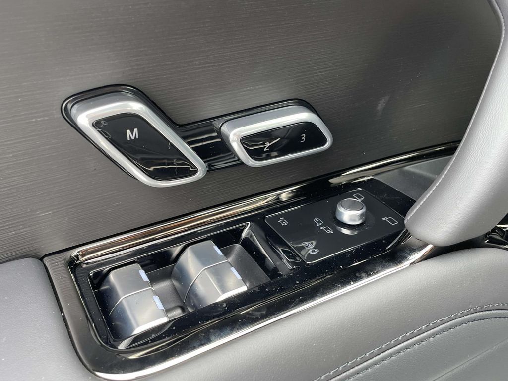 New 2026 White Land Rover Dynamic SE image 33