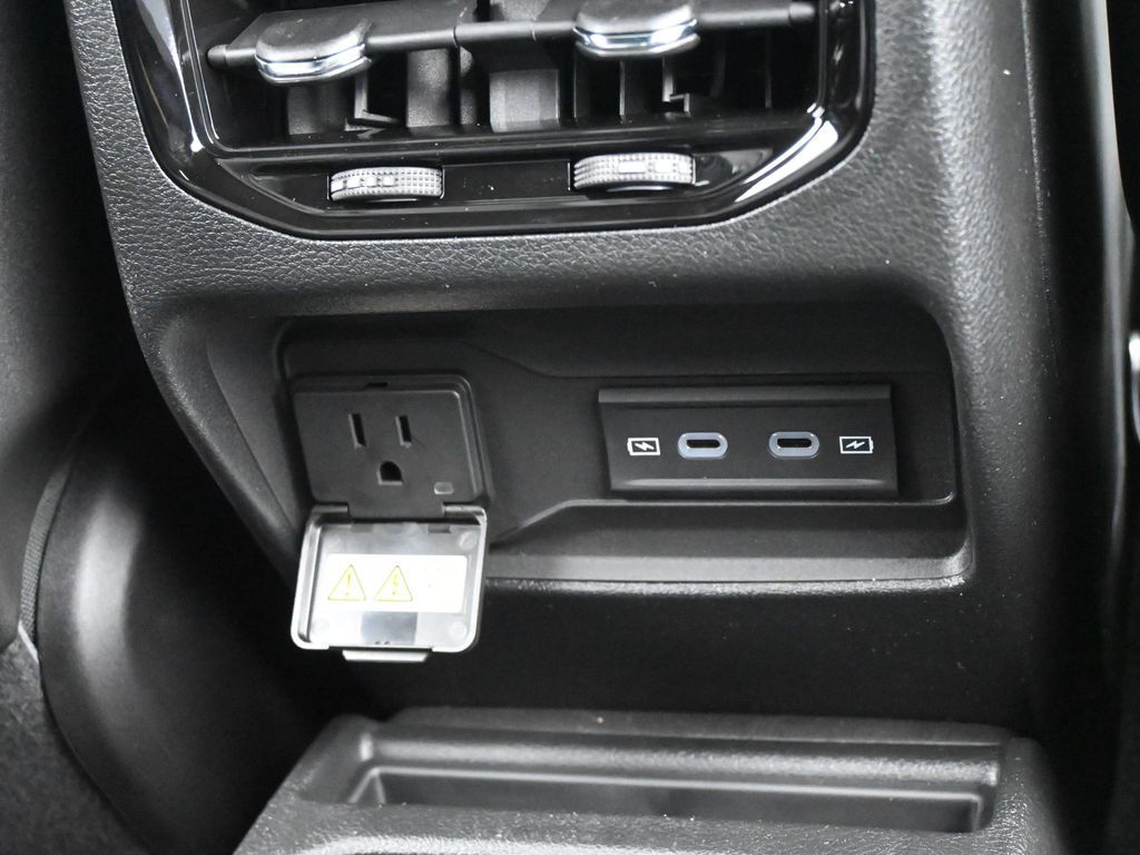 New 2026 Diamond Black Crystal Pearlcoat Jeep Limited image 38