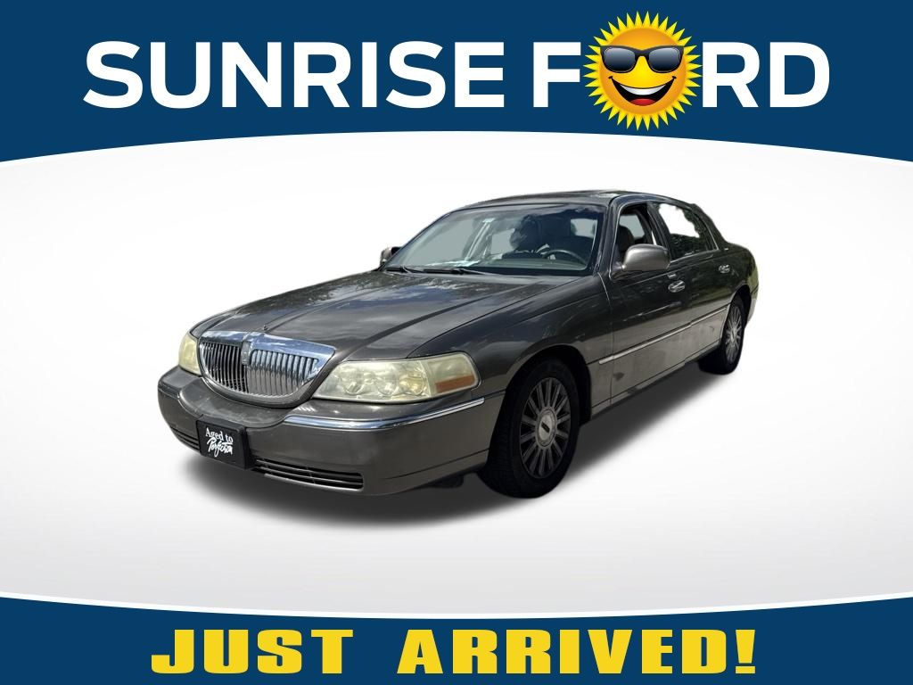 Gold 2004 Lincoln Town Car Sedan Rear-Wheel Drive 4-Speed Automatic Overdrive