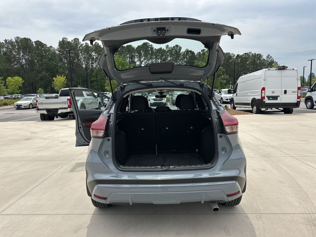 2023 Boulder Gray Pearl Nissan Kicks SR FWD SUV