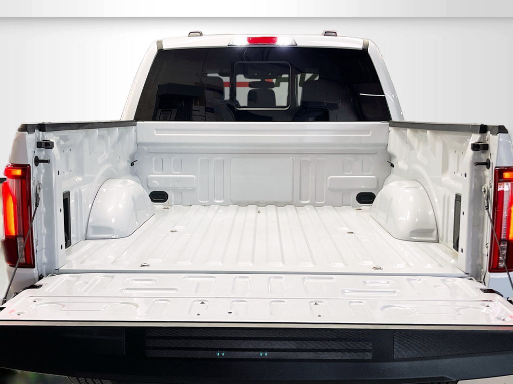 Used 2025 White Metallic Ford Lariat image 27