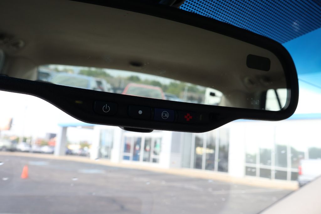 2001 Cadillac DeVille Base 27