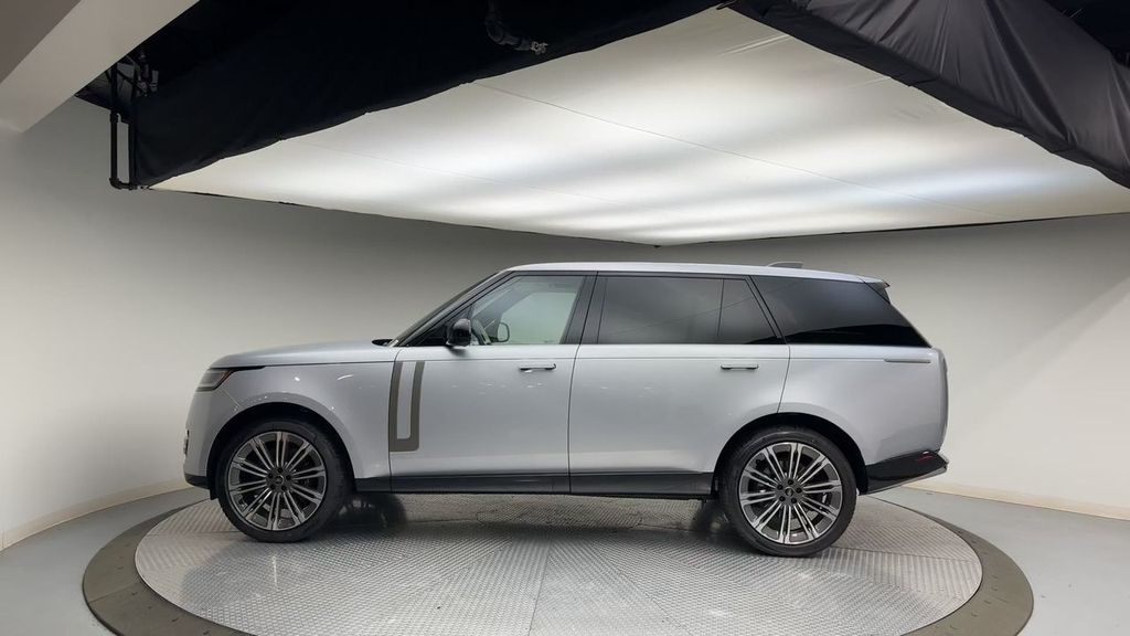 2025 Land Rover Range Rover SE 5