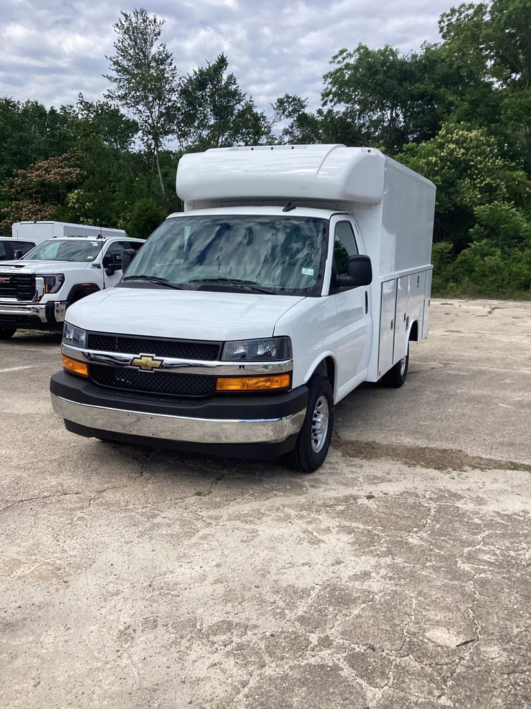 Summit White 2025 Chevrolet Express Chassis 3500 Cutaway 139 Van Rear-Wheel Drive 8-Speed Automatic