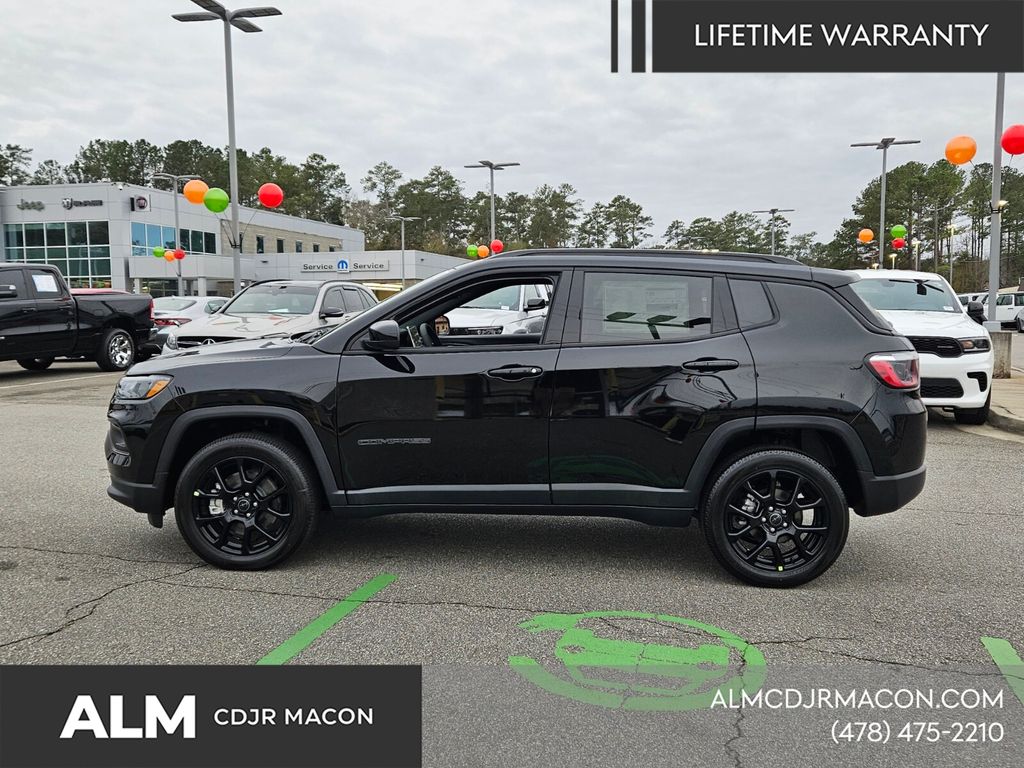 New 2026 Diamond Black Crystal Pearlcoat Jeep Latitude image 5
