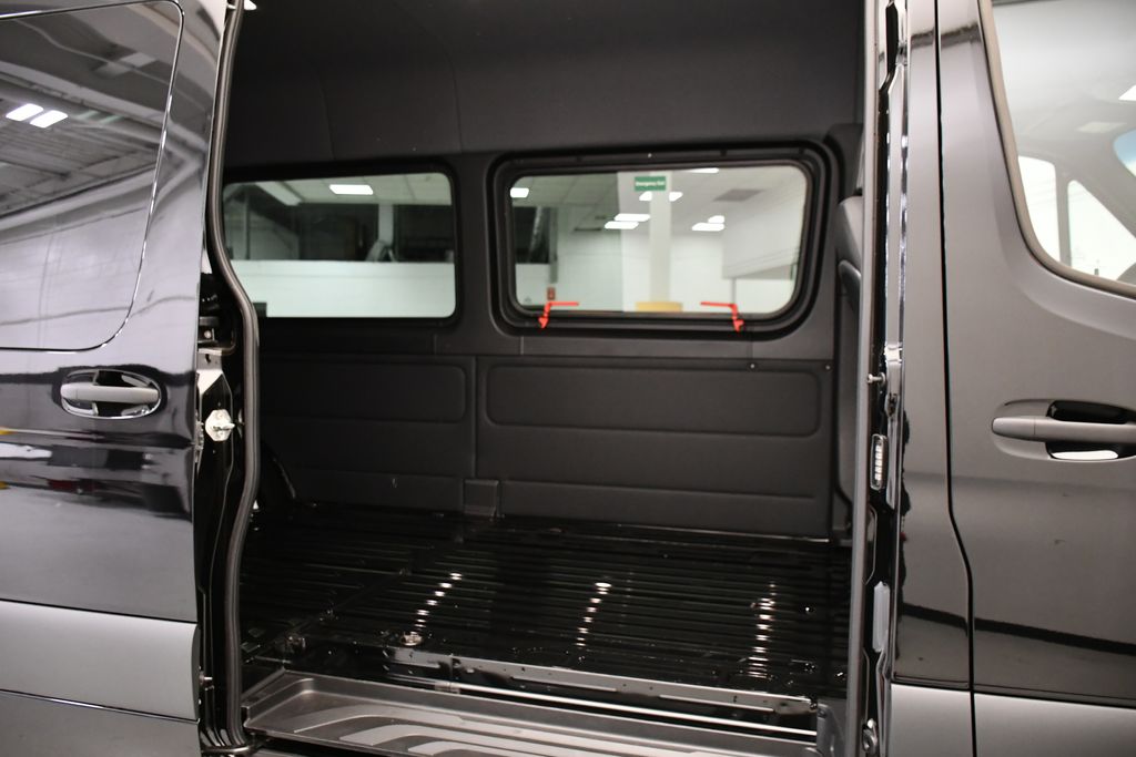 Thumbnail: 2025 Mercedes-Benz Sprinter - 32