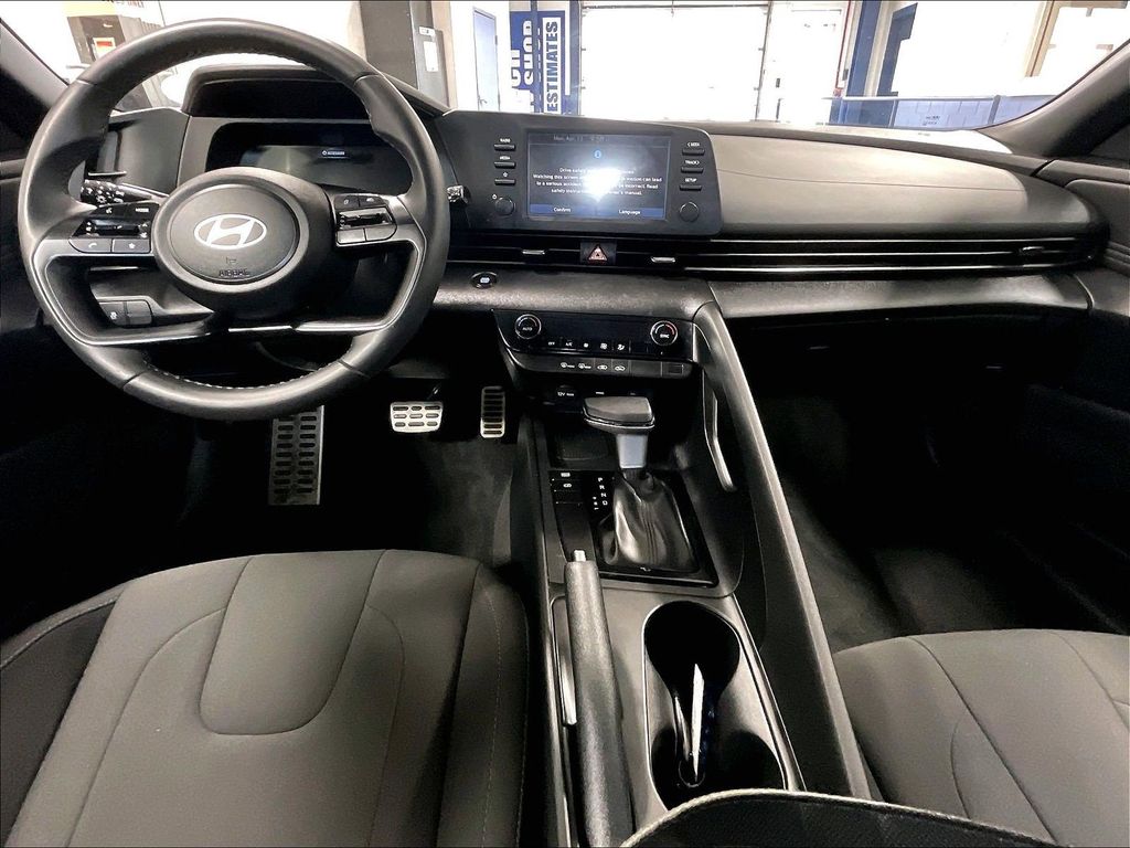 2025 Hyundai Elantra — photo 21