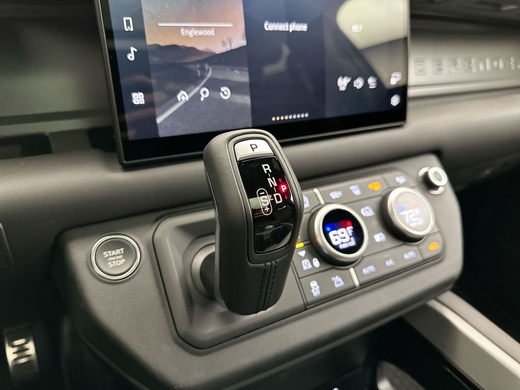 2025 Land Rover Defender 110 11