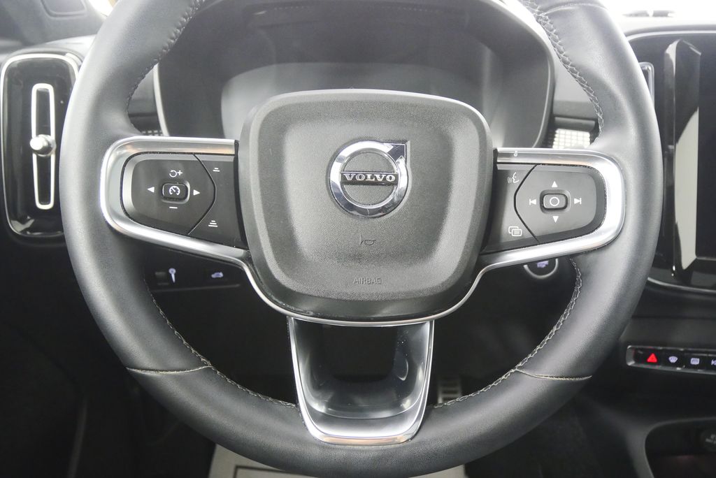 Thumbnail: 2022 Volvo XC40 - 21