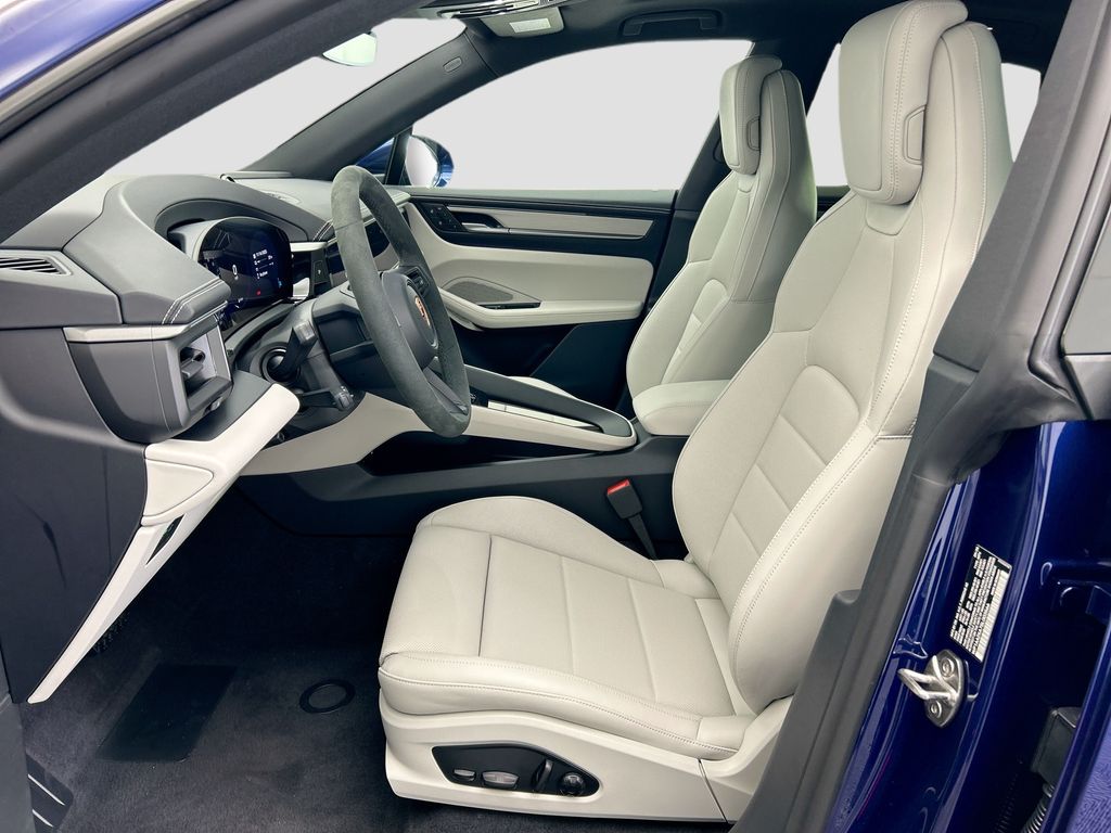 Thumbnail: 2025 Porsche Macan - 5