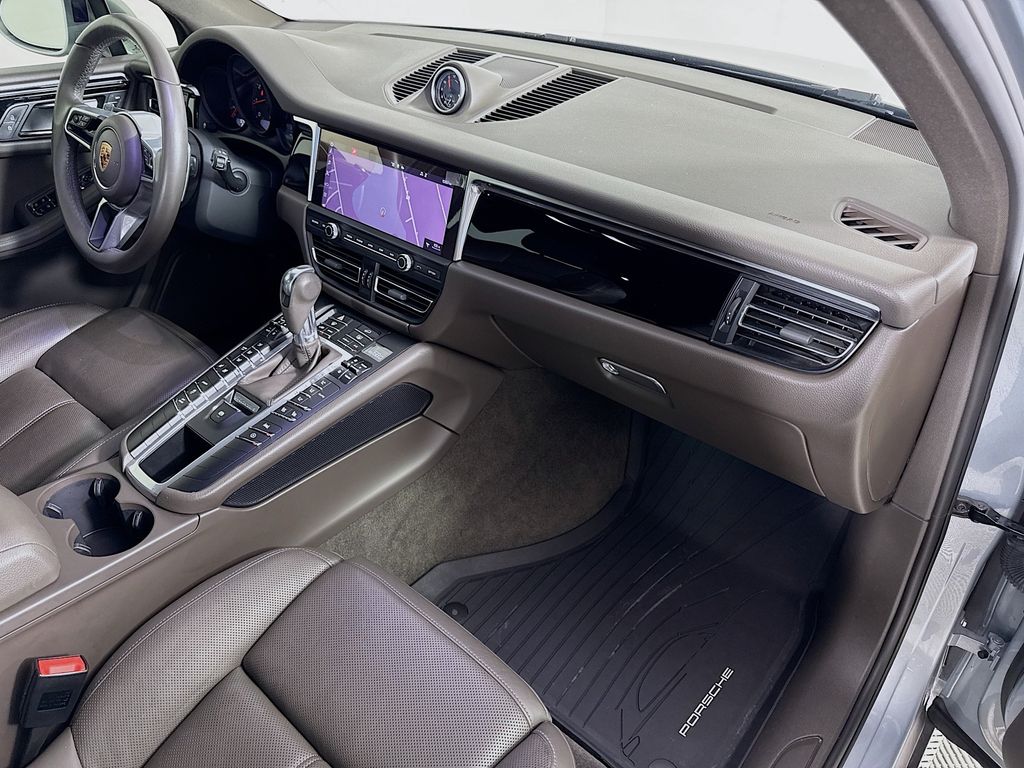 Thumbnail: 2020 Porsche Macan - 31