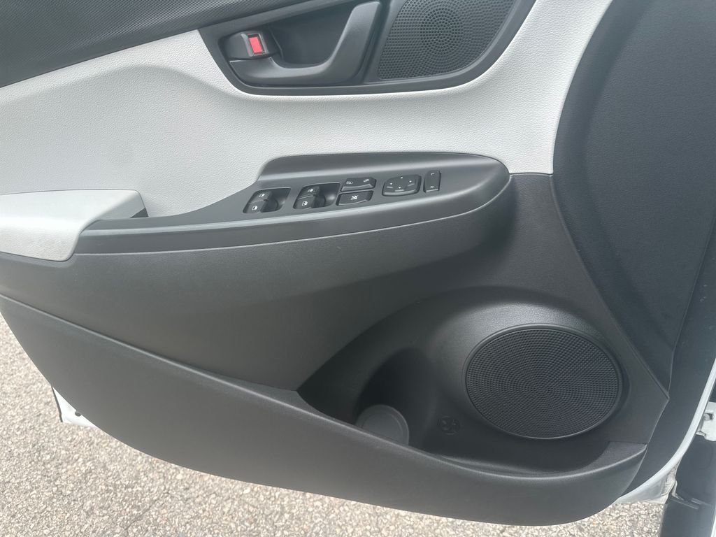 Used 2023 White Hyundai SEL image 17
