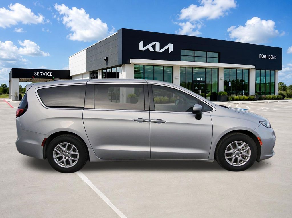 2023 Chrysler Pacifica Touring L - 3