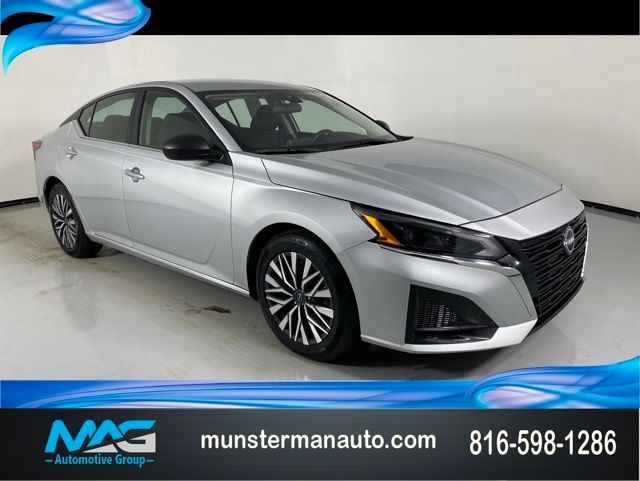Brilliant Silver Metallic 2024 Nissan Altima Sedan Front-Wheel Drive Continuously Variable Transmission